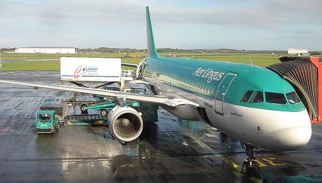 Aer Lingus Airbus A320 on the stand before takeoff to LHR Feb 2006