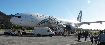 Air New Zealand Boeing 777 boarding at Raratonga Sept 2009