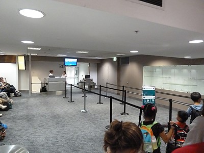 Cathay Pacific boarding on the last flight of the day at Sydney, Jan 2011
