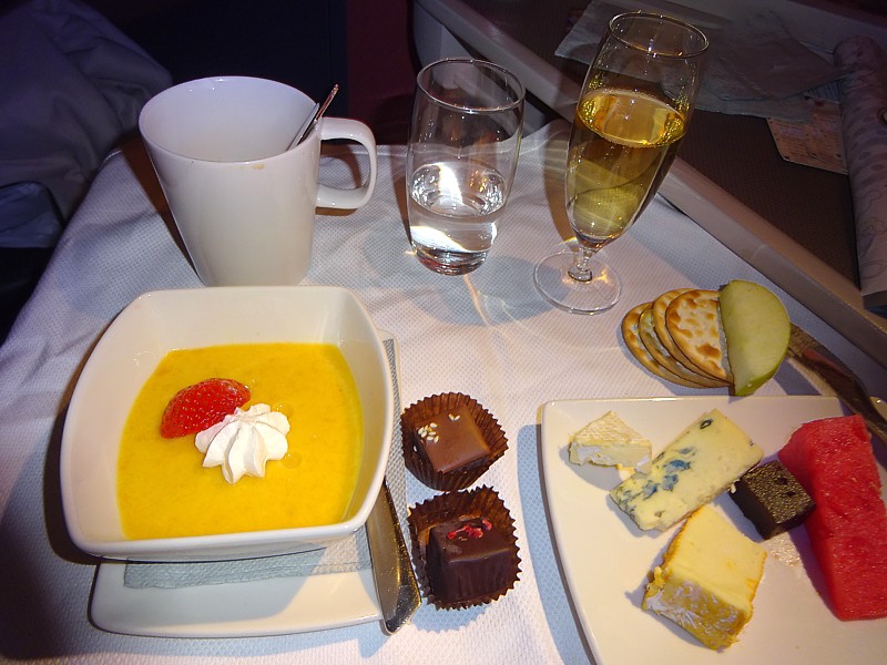 Cathay Pacific Inflight Meal Business Class HKG SYD heinäkuu 2016