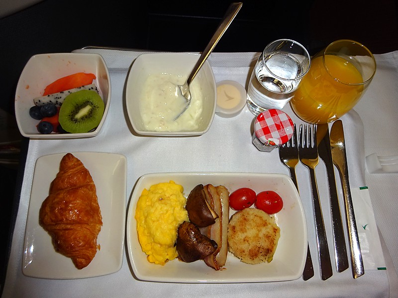 Cathay Pacific za Letu Jídlo Business Class HKG SYD. července 2016