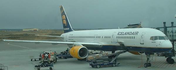 Icelandair 757 at KEF Aug 2004