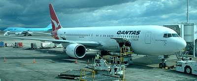 Auckland a Qantas 767 loads for Sydney Jan 2004
