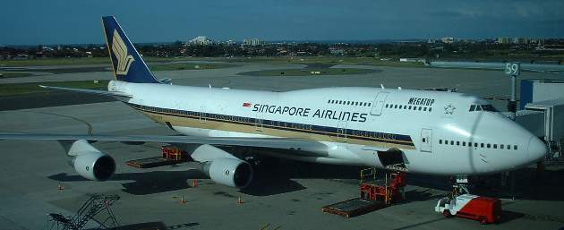 Singapore Airlines 747 at Sydney Oct 2003