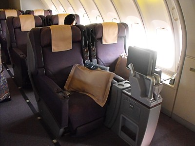 Business class seats on a Singapore Airlines 747 Sept 2009