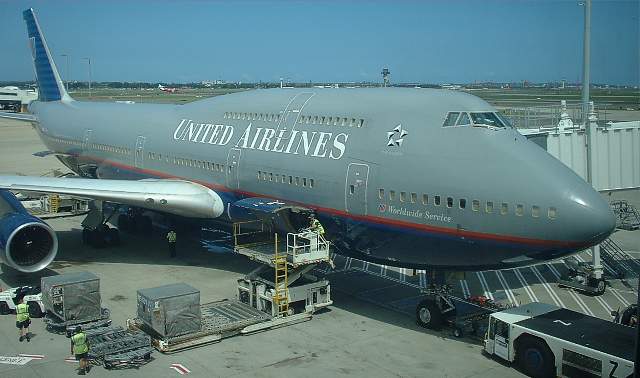 United 747 at Sydney Dec 2003